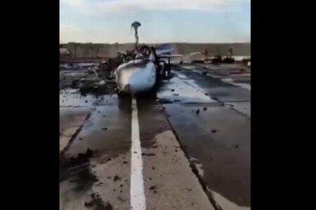クリミア半島のロシア空軍基地で、最大12機の戦闘機などが破壊される