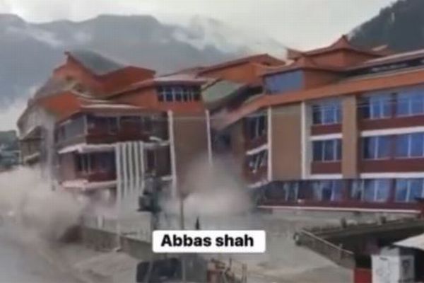 パキスタンで大洪水が発生、豪華なホテルも倒壊【動画】