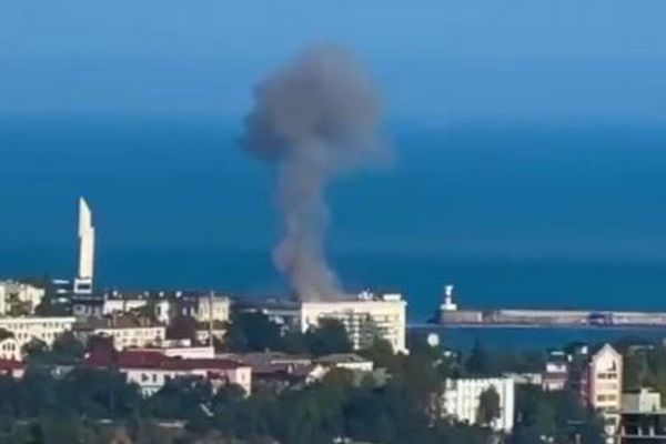クリミア半島のロシア黒海艦隊司令部で爆発、ウクライナ軍のドローン攻撃か【複数動画】