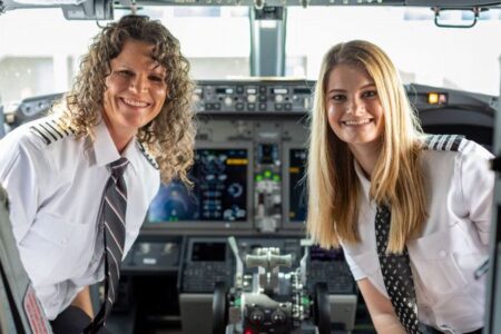 母親が機長で娘が副操縦士、親子で飛行する夢が実現