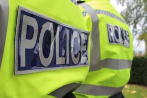 警察官の顔にオナラをかけた万引き犯、裁判で約3年の刑が言い渡される【イギリス】