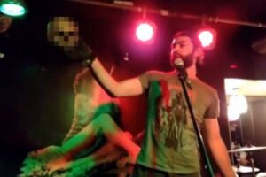 ウクライナ兵の頭蓋骨を持ちながら演説、ロシア極右運動家の動画が拡散