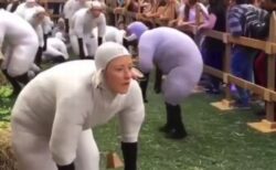 人間が羊に扮し「メェ～メェ～」、カナダで行われたパフォーマンスが面白すぎる