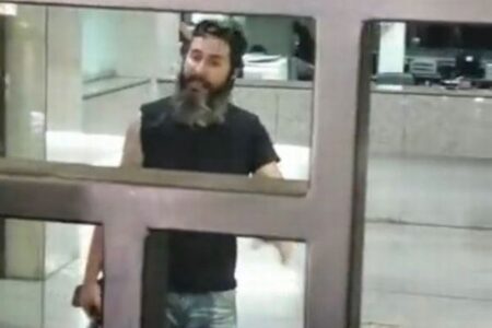 レバノンで銀行に押し入り、人質を取った男がヒーローとして称賛される