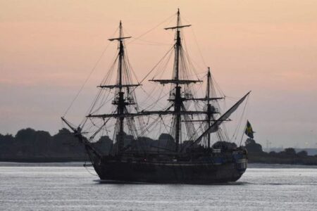 世界最大の木造帆船がイギリスに寄港、過去に沈没した船を複製