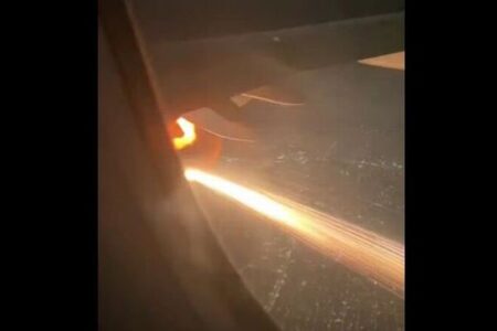 メキシコの空港を離陸した旅客機、エンジンから炎と火花が飛び散る