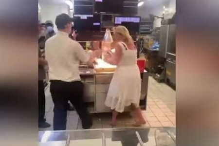 白いドレスの女性、マクドナルドの厨房に侵入し、ハンバーガーを要求