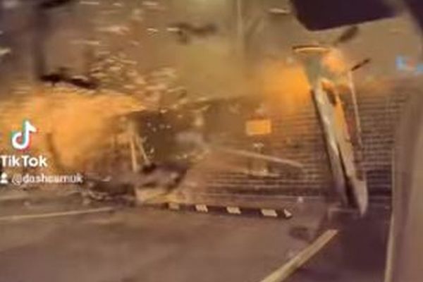 車が猛スピードでフェンスを突き破り大破、英での事故映像が衝撃的