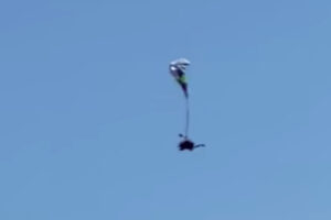 パラグライダーの落下事故、最後の1秒で緊急パラシュートが開く