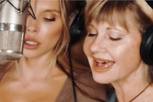 オリビア・ニュートン・ジョンさんの娘が、未公開の母娘デュエット動画を投稿