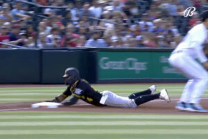 米メジャーリーグ、スライディングした選手の尻ポケットから飛び出したのはスマホだった