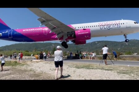 ギリシャの空港で超低空着陸、航空機ファンも驚き