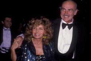 ショーン・コネリーの未亡人、93才とは思えないビキニ姿を披露