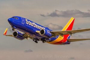 サウスウエスト航空の客室乗務員が、ハードランディングで背中を骨折