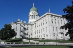 飛行機の部品か？金属製の物体が、男性から2メートルの場所に落下【アメリカ】