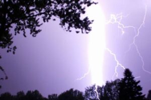 ホワイトハウスの近くで落雷、4人が重傷を負い救急搬送