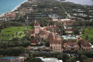 FBI捜査官を脅迫した容疑で男を逮捕、トランプ氏邸の家宅捜索を批判