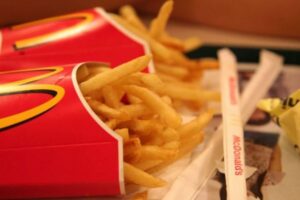 理由は「ポテトが冷たいから」、マックの店員が客に銃で撃たれ死亡