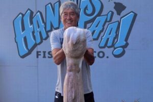 ハワイの漁師が巨大なタコを釣り上げる、州の記録を更新