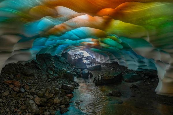 氷の洞窟が色鮮やかな虹色に変化、夢の世界のような映像などが話題に【アメリカ】