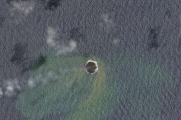 太平洋に新たな島が誕生、海底火山の噴火により形成