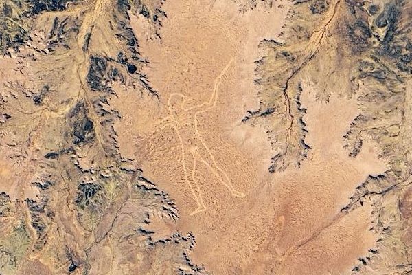 オーストラリアの砂漠に描かれた謎の地上絵、現在も誰が描いたのは不明
