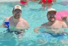 ラスベガスのプールで泳いでいた男性、偶然ドッペルゲンガーに遭遇