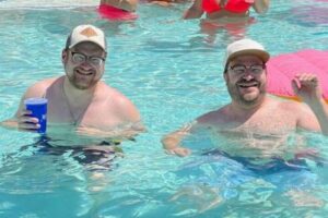 ラスベガスのプールで泳いでいた男性、偶然ドッペルゲンガーに遭遇