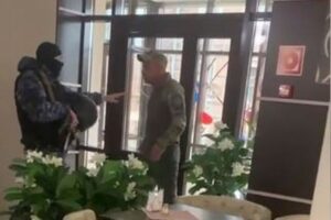 ロシアで仲間割れ？ワグネルの傭兵が国家警備隊員らにボコボコにされる【動画】