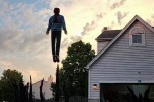 『ストレンジャー・シングス』の場面を再現、浮遊する人形が人々を怖がらせる