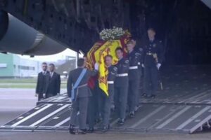 エリザベス女王の棺がロンドンに到着、バッキンガム宮殿に安置される