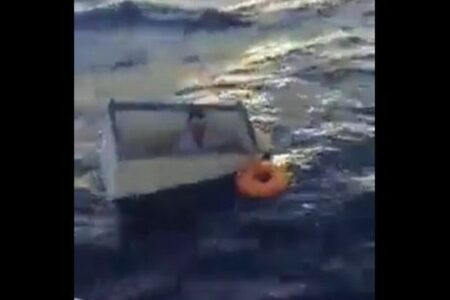 冷蔵庫に乗って11日間も海を漂流していたブラジル人の男性、無事救助される