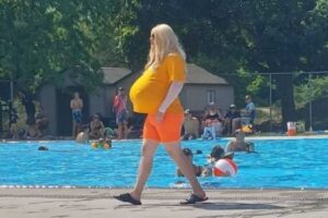 トランスジェンダーの高校教師、女装の乳房が大きすぎて物議に