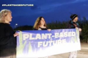 ヴィーガンたちが乳製品の工場の前で抗議デモ、牛乳不足に陥る可能性【イギリス】