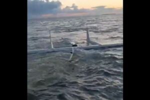 ウクライナ軍がイラン製の「神風」ドローンを撃墜、海に浮かぶ動画も公開