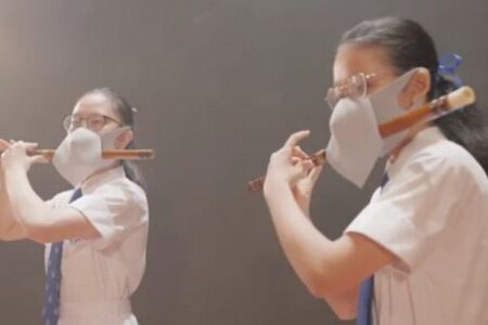 マスクをつけてまで笛を吹く子供たち…中国建国記念日の宣伝動画が嘲笑の的に
