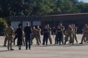 国葬に参列するニュージーランドの兵士が、ウィリアム皇太子らに「ハカ」を披露