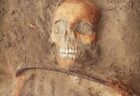 吸血鬼対策の埋葬法か？鎌が首に置かれた17世紀の遺体を発見【ポーランド】
