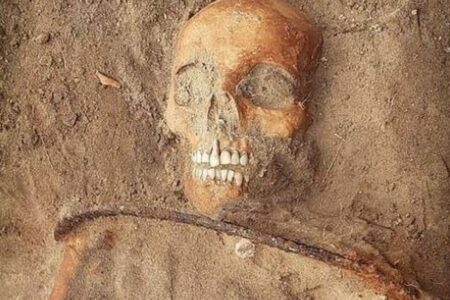 吸血鬼対策の埋葬法か？鎌が首に置かれた17世紀の遺体を発見【ポーランド】