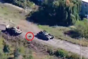 猛スピードで逃げるロシア軍の戦車、兵士を次々と振り落とし、木に激突