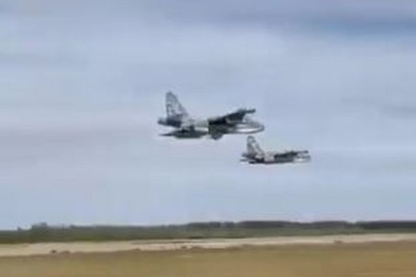 クリミア半島でロシアの戦闘機「Su-25」が離陸直後に墜落、爆発炎上【動画】