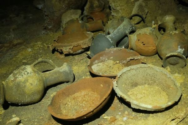 イスラエルで紀元前13世紀の洞窟を発見、時が止まったように遺物が残されていた