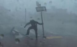 米フロリダ州でカテゴリー4の大型ハリケーンが上陸、レポーターも飛ばされそうに