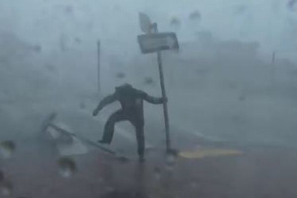 米フロリダ州でカテゴリー4の大型ハリケーンが上陸、レポーターも飛ばされそうに