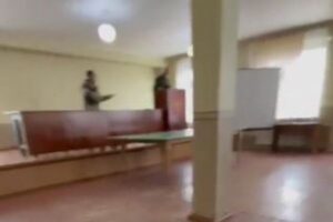 ロシアで召集された男が徴兵官に発砲、自分の体に火をつける者、抗議デモも相次ぐ