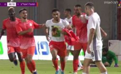 イスラエルのサッカー選手、亡き愛犬のTシャツでゴールを祝福