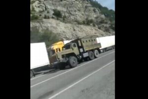 ロシアが国外脱出を防ぐため国境に検問所を設置、欧米は自国民に出国を促す