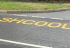 道路の塗装業者が痛恨のスペルミス、「学校」を「shcool」と書いてしまう【イギリス】