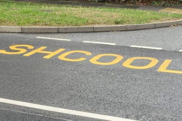 道路の塗装業者が痛恨のスペルミス、「学校」を「shcool」と書いてしまう【イギリス】