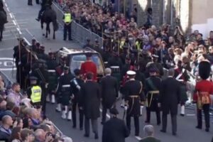 エリザベス女王の棺を運ぶ際、沿道にいた男性がアンドリュー王子に罵声